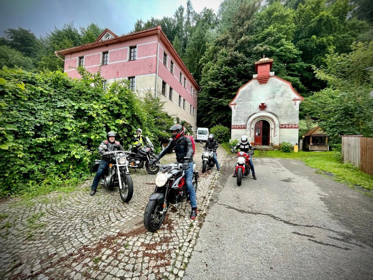Haraburdi Recyclart Hotel Kostelec nad Orlicí Εξωτερικό φωτογραφία