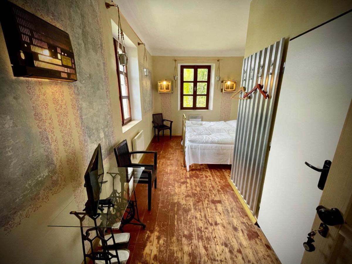 Haraburdi Recyclart Hotel Kostelec nad Orlicí Εξωτερικό φωτογραφία